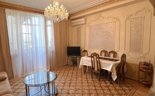 Okolo Devichyey Bashni, Stary Gorod/Baku Apartments