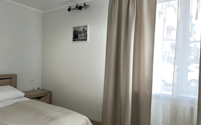 Scandi s dvorikom dlya kureniya, pr. Kalinina 38 (1) Apartments