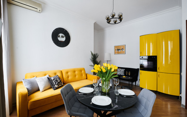 GM YArkaya Trekhkomnatnaya u Krasnoj Ploshchadi Apartments