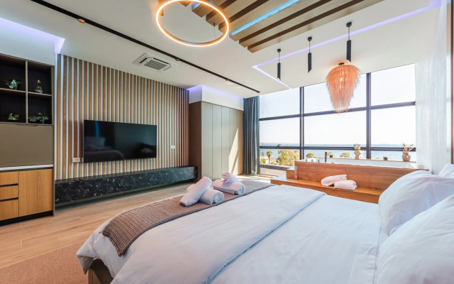 Marina Luxury Suites 101 Jacuzzi Apartments