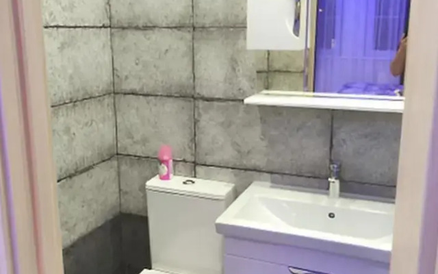 Квартира с квадратной подсветкой