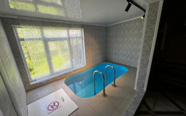 Dvukhetazhny s Saunoy Privat House