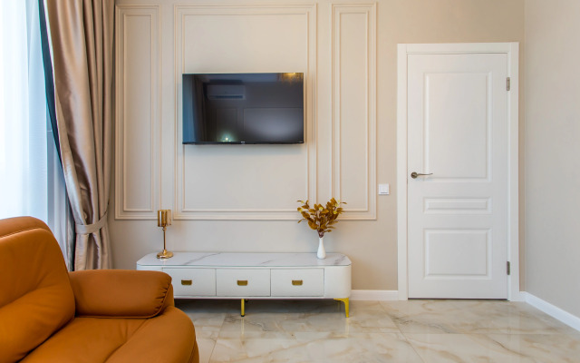 Shikarnaya Ryadom S Morem Flat