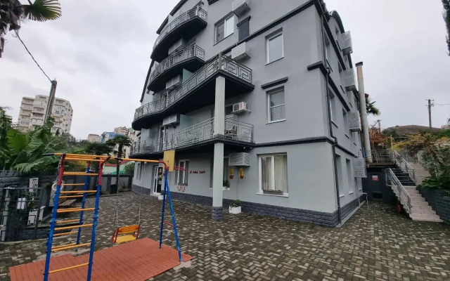 V Tsentre Goroda Apartments