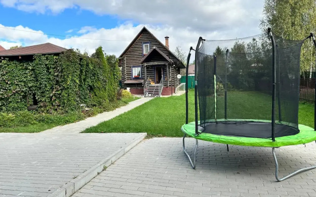 V 5 Minutakh Ot Reki Volgi Private house