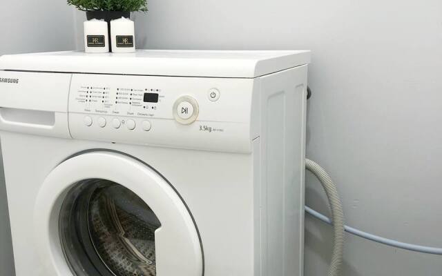 Dvukhkomnatnye apartamenty ryadom s parkom i ozerom Flat