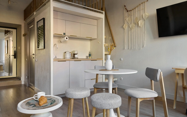 Апартаменты С.Утками в центре С-Пб | Дизайнерская студия Свет с антресолью