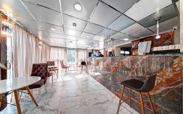 Hotel Auriya Kruiz