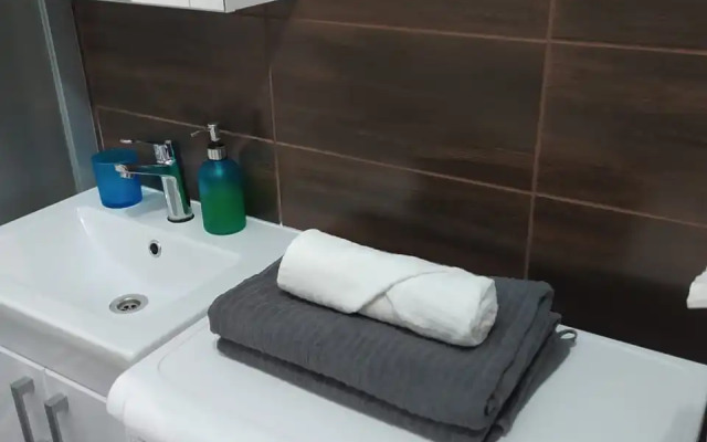 Na 3 chelovek v Strizhakh s balkonom Flat