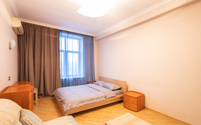 Ryadom S Krasnoy Ploschadyyu Flat