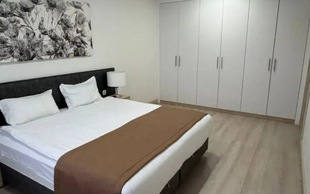 Apart-' Yes, apartments by botanical garden