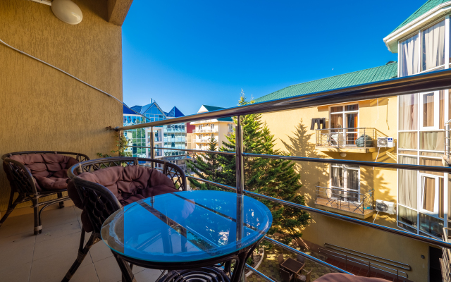 U Morya S Basseinom v ZhK Solnechnyij apt36 Apartment