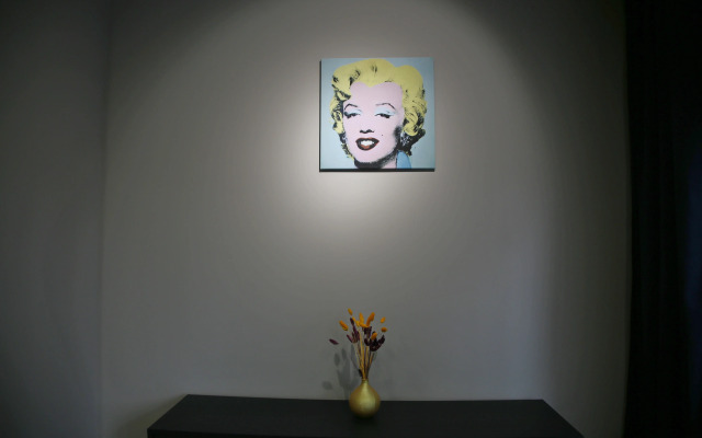 Апартаменты Уорхол - апельсин и капучино в интерьере с собственным двориком для BBQ в 10 минутах от центра