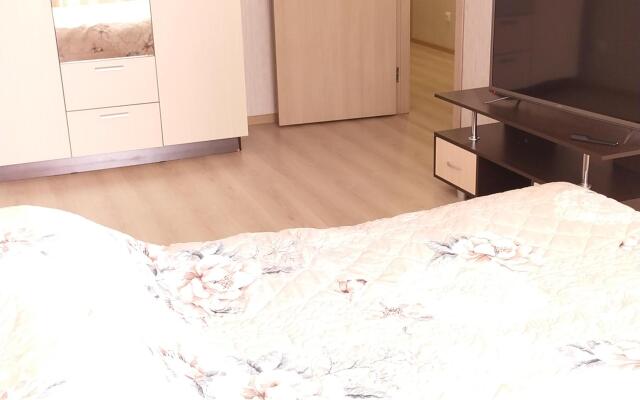 Evrodvuhkomnatnaya na Revolyucii, 52B Flat