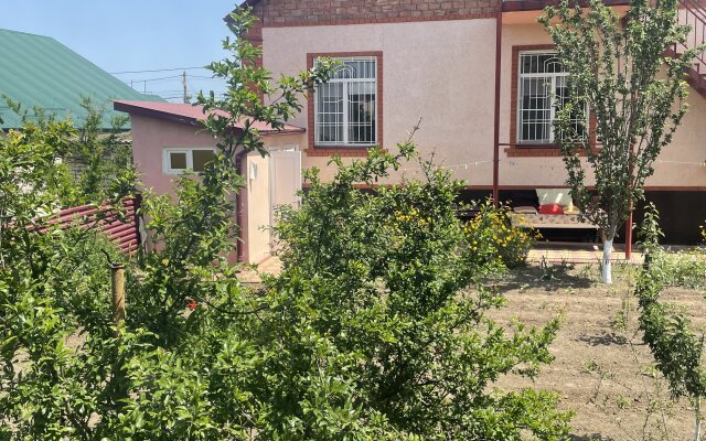 V Tsvetuschem Sadu Private House
