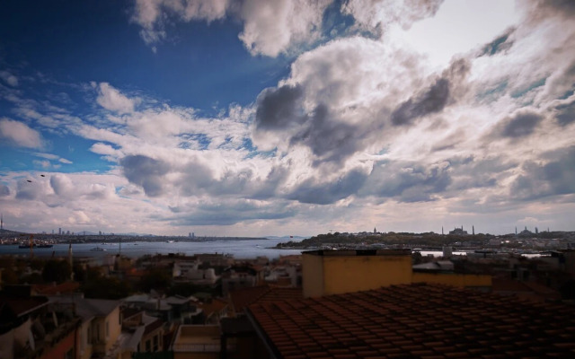 Jacuzzi across Bosphorus Apartments