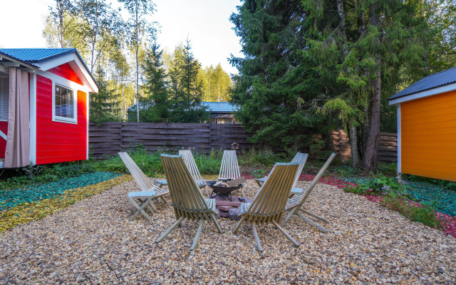 Siniy Domik V Lesu Na Zhivopisnoy Ulitse Glamping