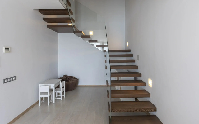 Roskoshnaya dvukhurovnevaya kvartira s sobstvennoy terrasoy Flat