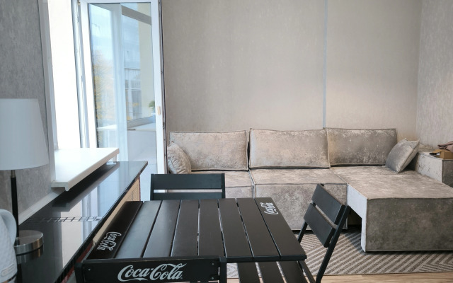Belaya Trekhkomnatnaya Kvartira u Vokzala Apartments