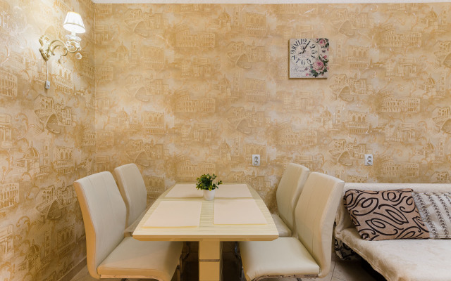 Yevro 3kh Komnatnye Apartamenty S Vidom Na Park Galitskogo Apartments