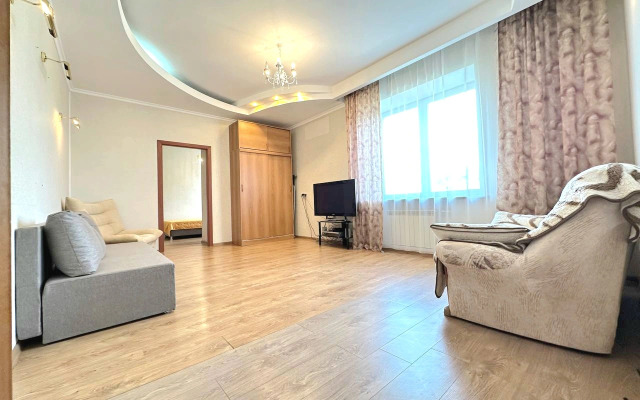 Chetyrekhkomnatnaya v Centre na Ostrovskogo Flat