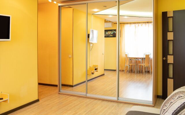 Lunacharskogo 10/15 Apartments