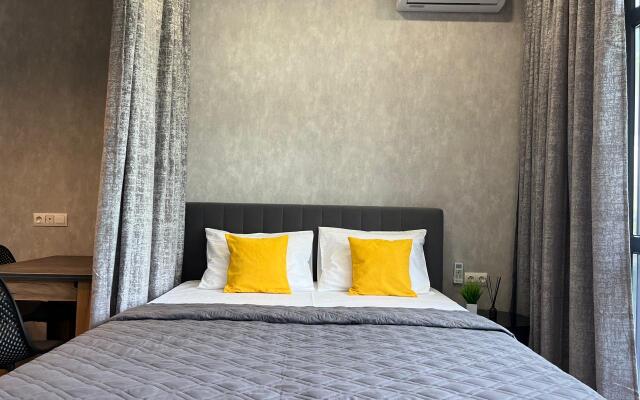 4kh mestnye apartamenty s balkonom i basseynom Apartments