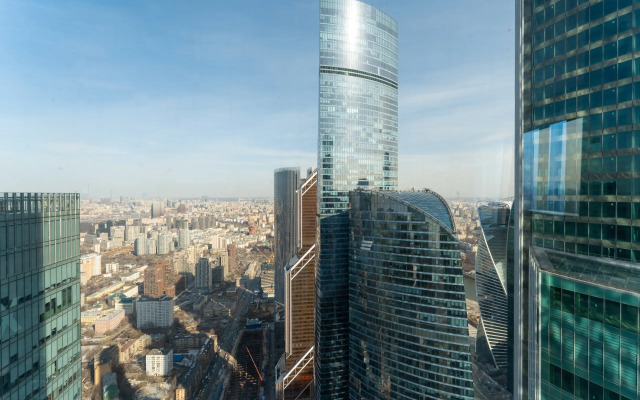 Апартаменты 2 Спальни с Панорамной Ванной на 63 Этаже