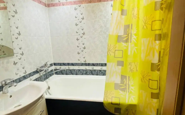 Prostornaya Na Oktyabryskom Prospekte Flat