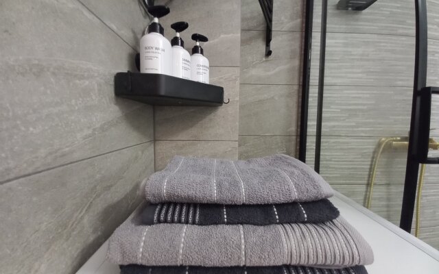 65 m udobnaya dlya semyi naprotiv Kazino s vidom na gory Flat