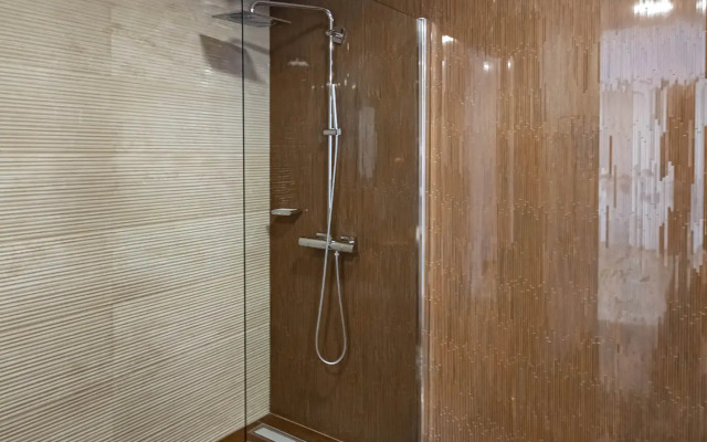 Roskoshnaya dvukhurovnevaya kvartira s sobstvennoy terrasoy Flat