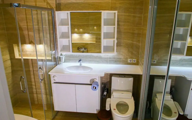 Trekhkomnatnaya S Krasivym Vidom Iz Okna Flat