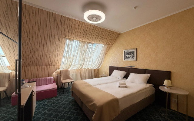 Renessans Hotel