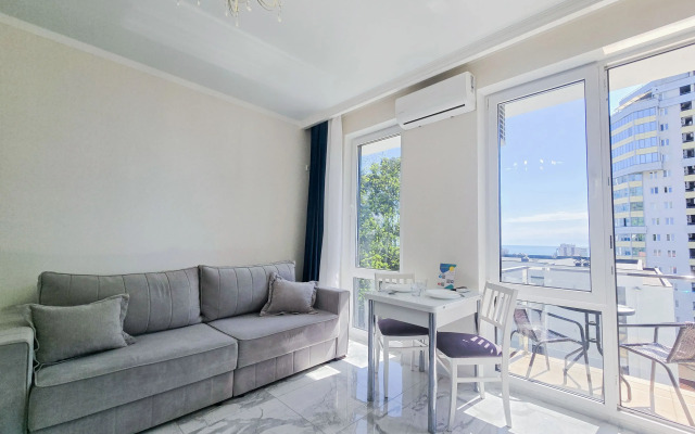 Квартира светлая студия с видом на море и балконом с бассейном на территории