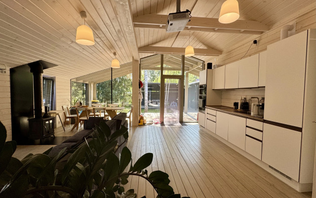 Частный Дом с Верандой в Лесу