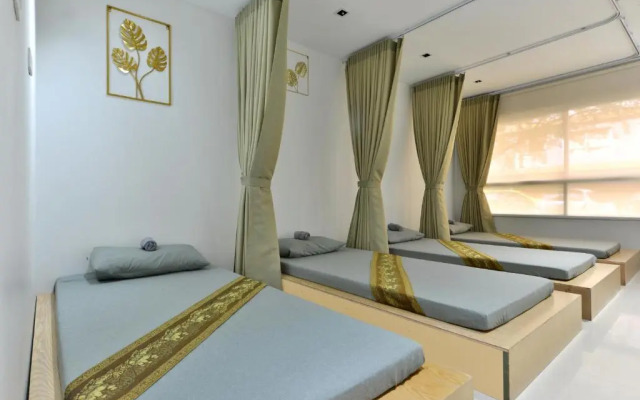 Отель The Grass Serviced Suites