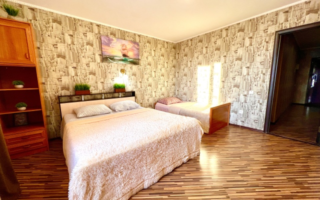 Апартаменты двухкомнатные на Карбышева 61Б (рядом с ТЦ Космопорт)