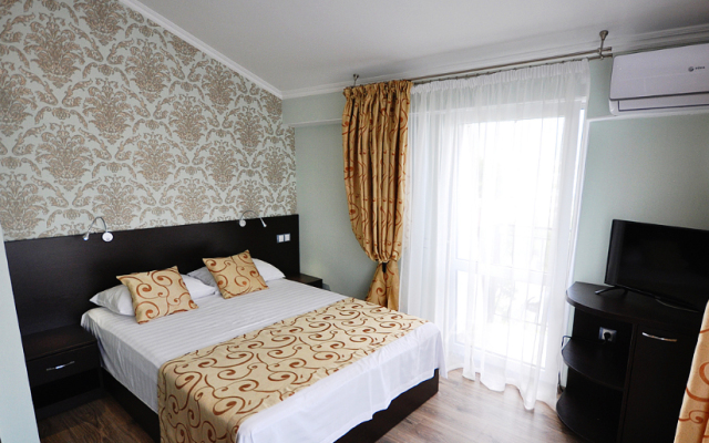 Отель Людмила