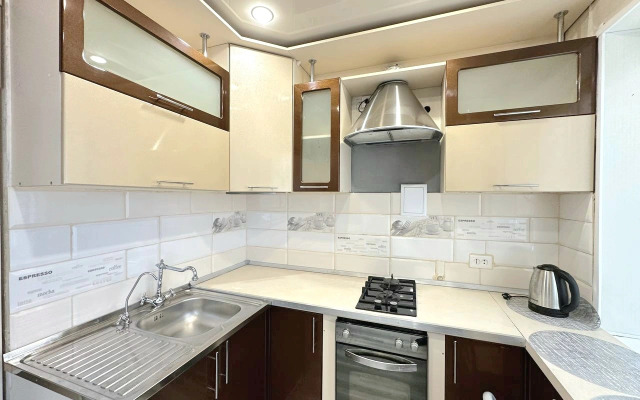 Tryokhkomnatnaya na Proletarskoy Flat