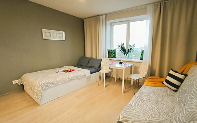 Prostornaya Studiya U Metro Devyatkino Apartament