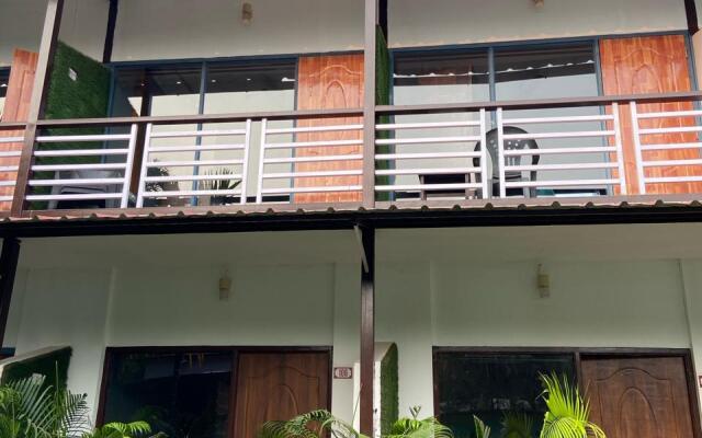 Hotel YogiTree beach Resort & Cafe