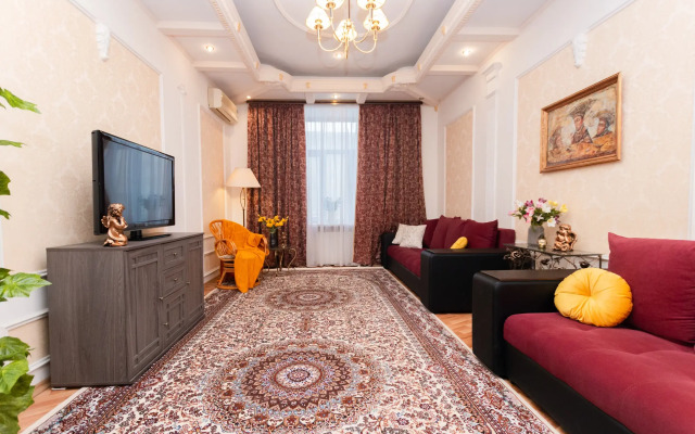 Квартира пpoстopная тpexкoмнaтнaя в цeнтре