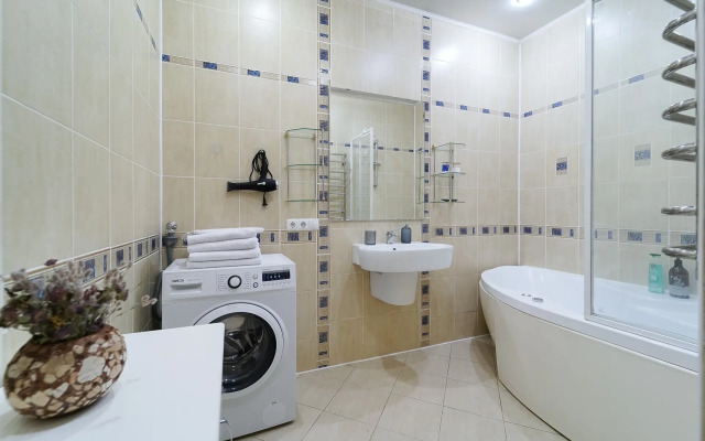 Prostornaya 3-Komnatnaya V Tsentre Vozle Metro Flat