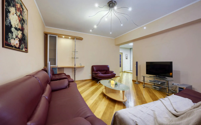 Трёхкомнатные апартаменты на Маршала Чуйкова