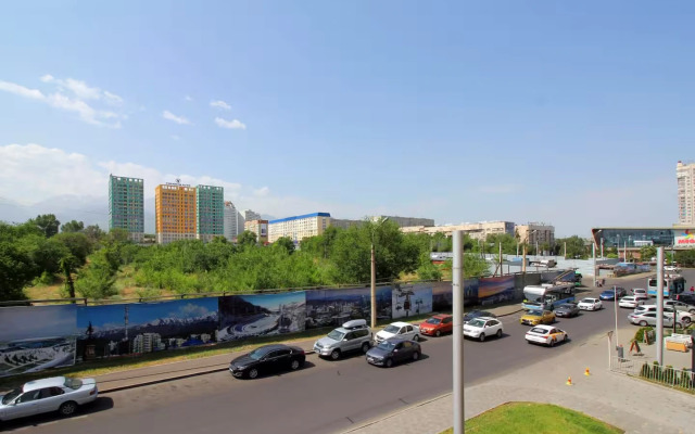 Trekhkomnatnaya V Zhk braun Vozle Trts Mega Almaty Flat