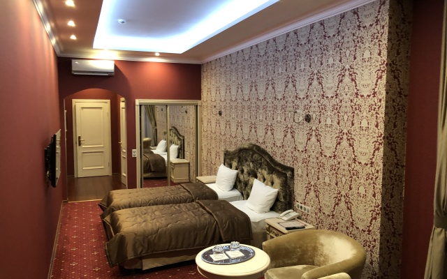 Avshar Hotel