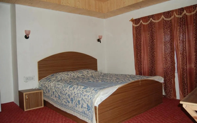 Calm Holiday Inn Hotel	