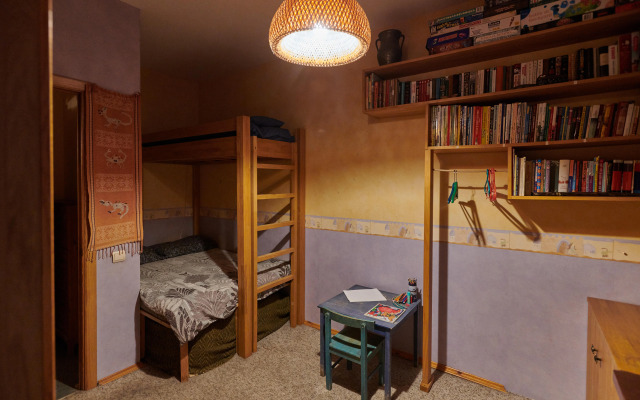 Квартира старинная мебель в лучах солнца