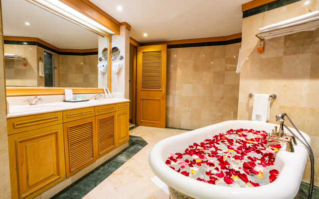 Отель Luxe Avenue