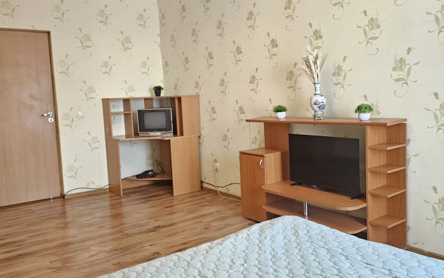 Prostornaya Dvukhkomnatnaya Na 10 Etazhe Flat